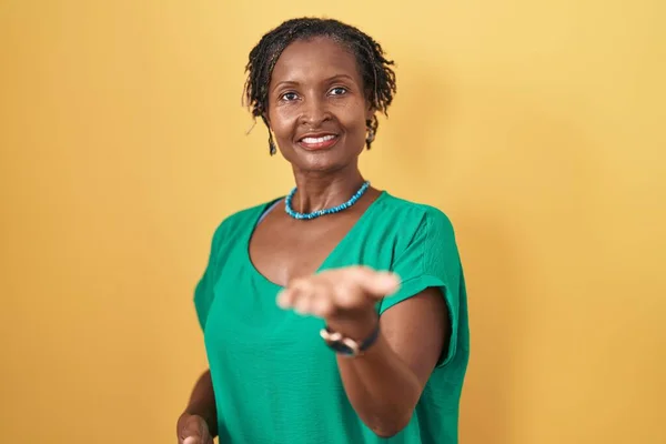 Mulher Africana Com Dreadlocks Sobre Fundo Amarelo Sorrindo Alegre Oferecendo — Fotografia de Stock