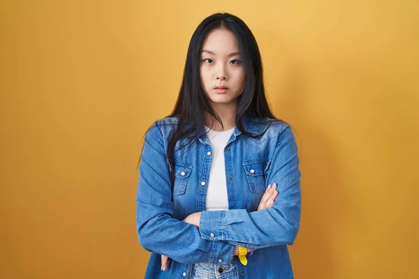 Młoda Azjatka Stojąca Nad Żółtym Tłem Sceptyczna Nerwowa Dezawująca Wyraz — Zdjęcie stockowe