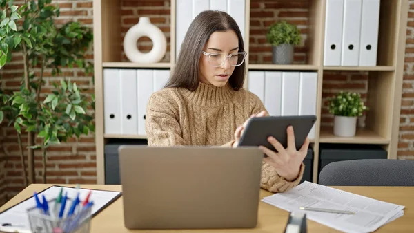 Young Beautiful Hispanic Woman Business Worker Using Touchpad Laptop Office — Stock Photo, Image