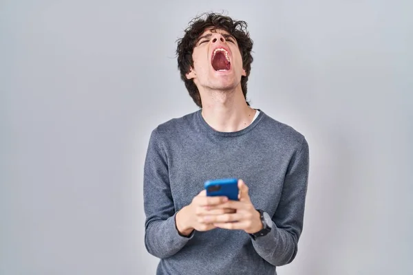 Akıllı Telefon Kullanan Genç Adam Kızgın Kızgın Bir Şekilde Bağırıyor — Stok fotoğraf
