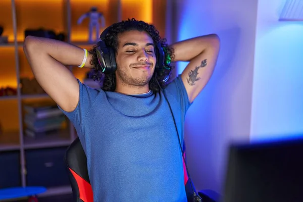 Young Latin Man Streamer Smiling Confident Relaxed Hands Head Gaming — Stockfoto