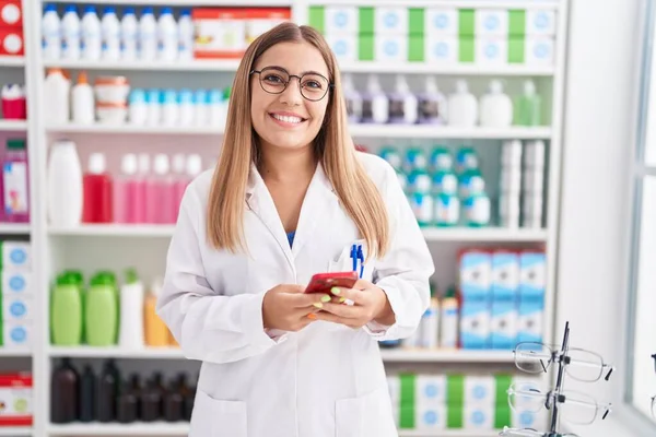 Giovane Bella Donna Ispanica Farmacista Utilizzando Smartphone Che Lavora Farmacia — Foto Stock
