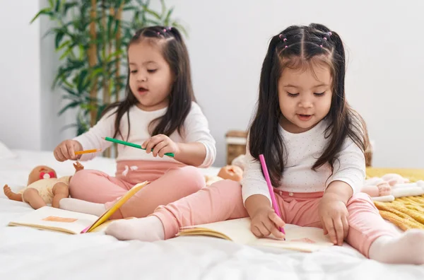 Чарівні Дівчата Близнюки Малюють Блокноті Сидячи Ліжку Спальні — стокове фото