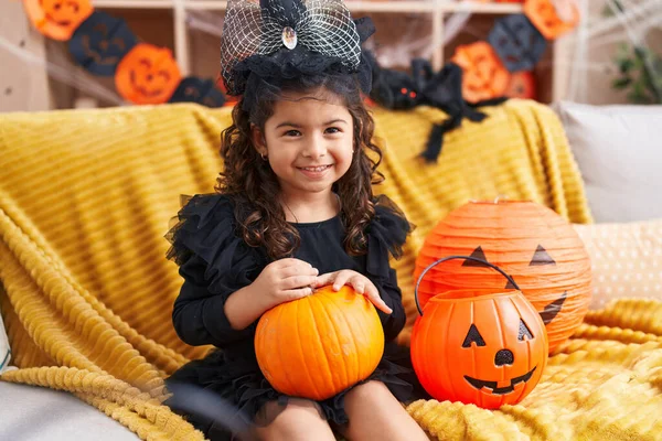 Schattige Latino Meisje Met Halloween Feest Houden Pompoen Thuis — Stockfoto