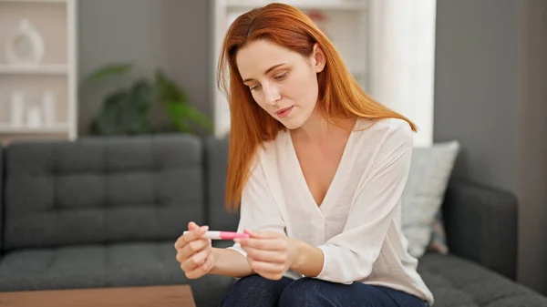 Junge Rotschopf Frau Wartet Hause Auf Schwangerschaftstest Ergebnis — Stockfoto