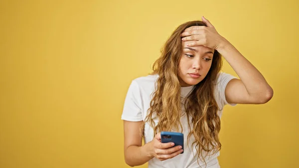 Jovem Bela Mulher Hispânica Usando Smartphone Com Expressão Preocupada Sobre — Fotografia de Stock