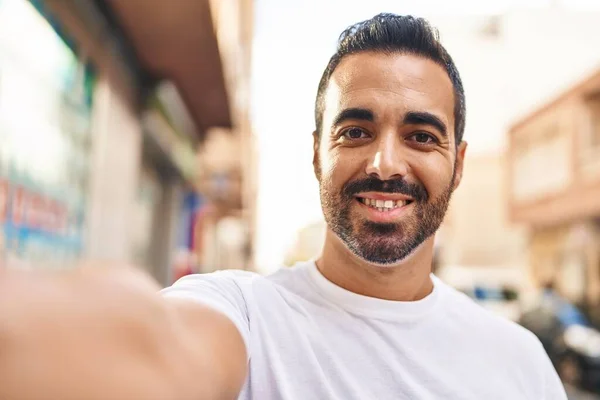 Genç Spanyol Adam Gülümsüyor Kendine Güveniyor Kameranın Önünde Özçekim Yapıyor — Stok fotoğraf