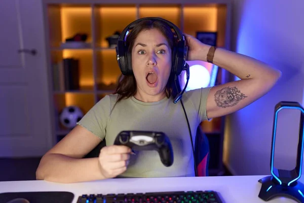 Beautiful Brunette Woman Playing Video Games Wearing Headphones Crazy Scared — Stock Photo, Image