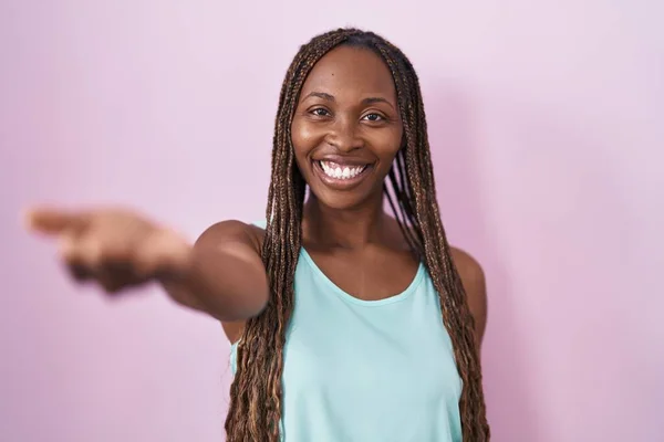 Африканская Американка Стоящая Розовом Фоне Радостно Улыбаясь Протягивая Руку Помощи — стоковое фото