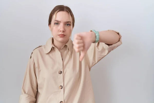 Kafkasyalı Genç Bir Kadın Gündelik Gömlek Giyiyor Mutsuz Görünüyor Reddediliyor — Stok fotoğraf