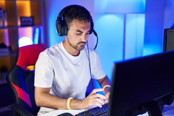 Ung Spansktalende Mand Streamer Spille Videospil Ved Hjælp Computer Gaming - Stock-foto