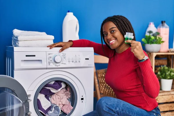 Mujer Afroamericana Sonriendo Con Confianza Detergente Lavadora Sala Lavandería —  Fotos de Stock