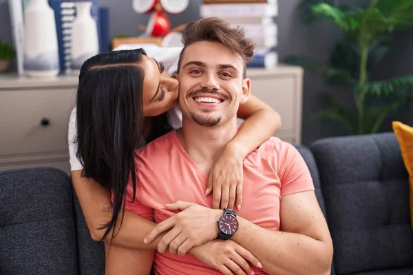 Uomo Donna Coppia Abbracciarsi Baciarsi Seduti Sul Divano Casa — Foto Stock