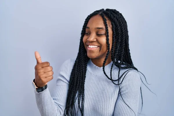 Afro Americano Mulher Sobre Azul Fundo Olhando Orgulhoso Sorrindo Fazendo — Fotografia de Stock