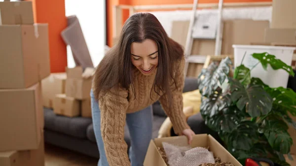 Young Beautiful Hispanic Woman Smiling Confident Holding Package New Home — Stockfoto