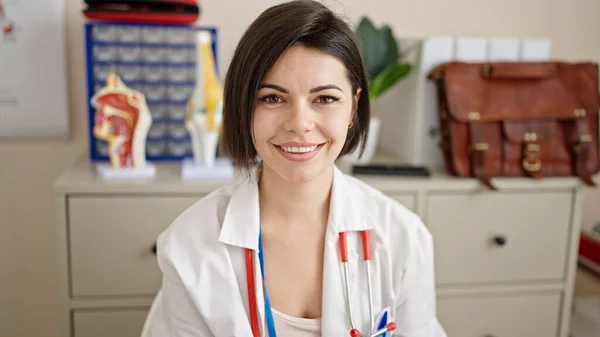 Young Caucasian Woman Doctor Sitting Desk Smiling Clinic — Stock Photo, Image