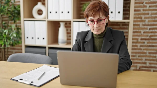 Dojrzałe Latynoski Kobieta Biznes Pracownik Pomocą Laptopa Pracy Biurze — Zdjęcie stockowe