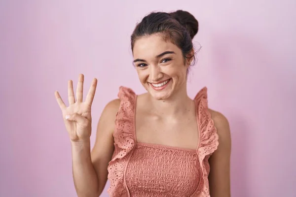Junges Teenager Mädchen Das Über Rosa Hintergrund Steht Und Mit — Stockfoto