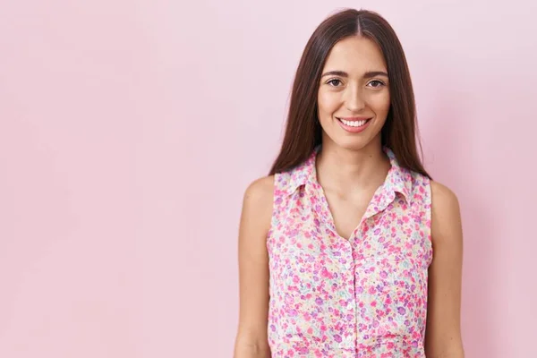 Junge Hispanische Frau Mit Langen Haaren Vor Rosa Hintergrund Mit — Stockfoto