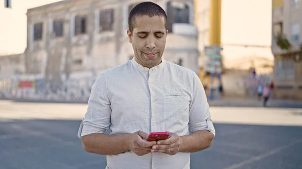 在街上用智能手机的年轻人 — 图库照片