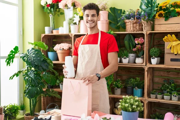 Young Hispanic Man Florist Smiling Confident Putting Plant Jar Shopping — Stock Photo, Image