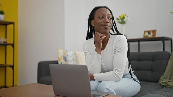African American Woman Using Laptop Sitting Sofa Home — Stockfoto