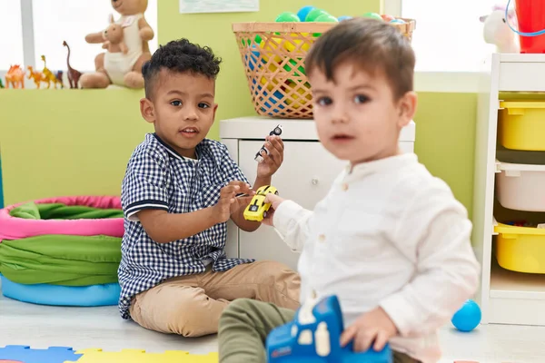 Entzückende Jungen Spielen Kindergarten Mit Autospielzeug Auf Dem Fußboden — Stockfoto