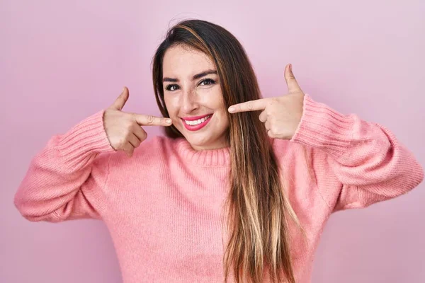 Mladá Hispánka Stojící Nad Růžovým Pozadím Vesele Usmívající Ukazující Prstem — Stock fotografie