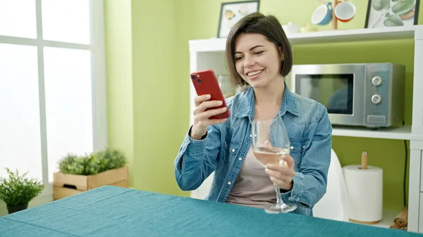 Ung Kaukasisk Kvinna Använder Smartphone Dricka Vin Hemma — Stockfoto