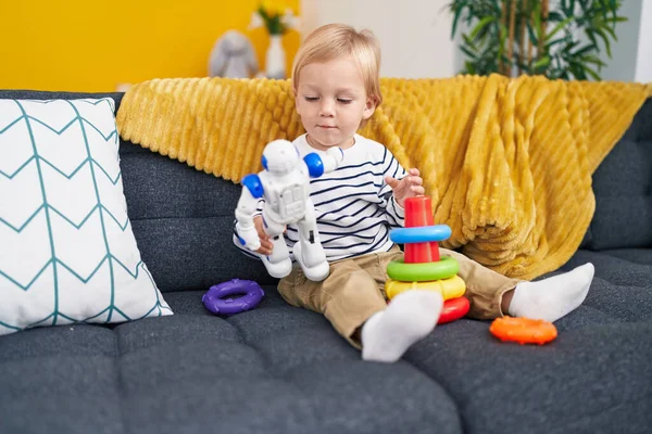 Roztomilý Kavkazský Chlapec Hraje Obruče Hra Držení Robot Hračka Doma — Stock fotografie