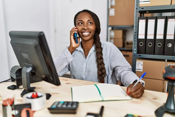 アフリカ系アメリカ人女性 電子商取引労働者がオフィスでノートパソコンで話す — ストック写真