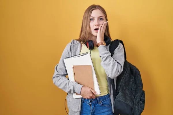 Junge Kaukasische Frau Mit Studentenrucksack Und Büchern Der Hand Verängstigt — Stockfoto