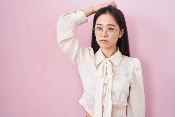 Young Chinese Woman Standing Pink Background Confuse Wonder Question Uncertain — Stock Photo, Image