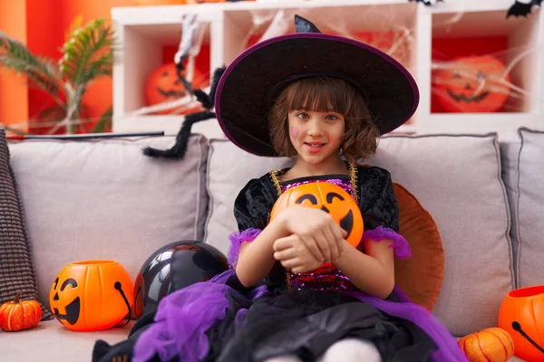 Adorável Hispânico Menina Ter Halloween Festa Segurando Abóbora Cesta Casa — Fotografia de Stock