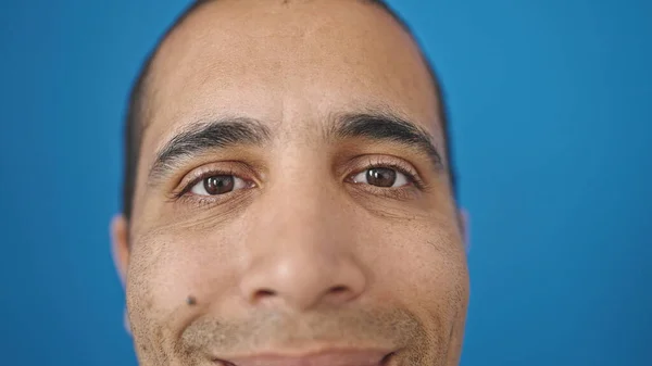 Ung Spansktalende Mand Tæt Øjnene Smilende Isoleret Blå Baggrund - Stock-foto