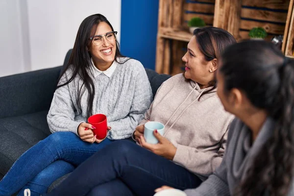 Tre Kvinnor Dricker Kaffe Sittandes Soffan Hemma — Stockfoto