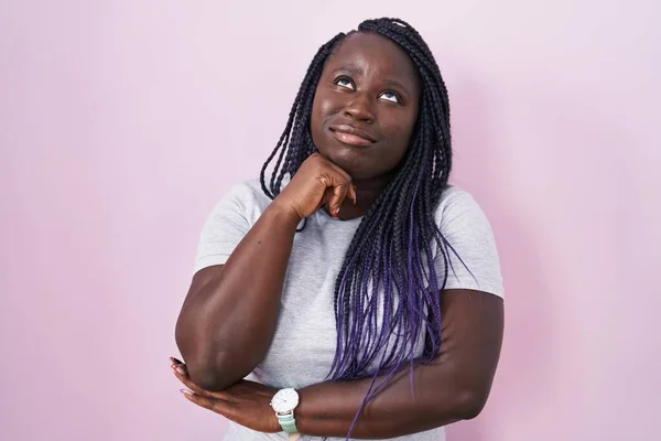 Jonge Afrikaanse Vrouw Staat Roze Achtergrond Met Hand Kin Denken — Stockfoto