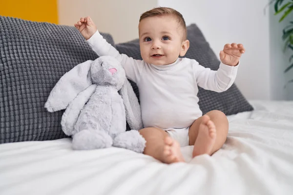 Beyaz Bebek Yatakta Kendinden Emin Bir Şekilde Gülümsüyor — Stok fotoğraf