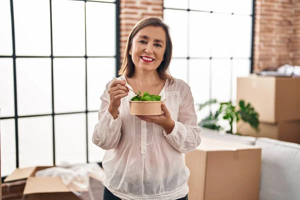 Mulher Meia Idade Sorrindo Confiante Comer Salada Nova Casa — Fotografia de Stock