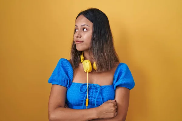 Hispanische Junge Frau Die Über Gelbem Hintergrund Steht Und Mit — Stockfoto