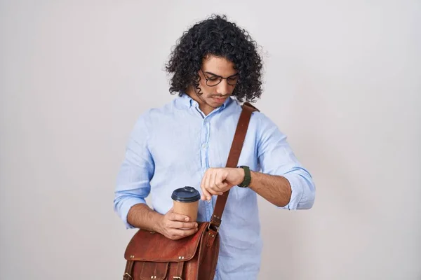 Latynos Kręconymi Włosami Pijący Filiżankę Kawy Wynos Sprawdzający Czas Zegarku — Zdjęcie stockowe