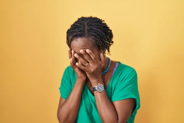 Donna Africana Con Dreadlocks Piedi Sfondo Giallo Con Triste Espressione — Foto Stock