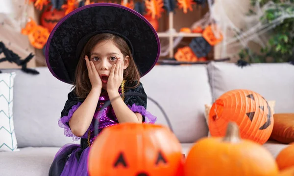 Schattige Latino Meisje Hebben Halloween Feest Met Verrassing Uitdrukking Thuis — Stockfoto