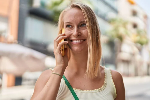 Młoda Blondynka Uśmiecha Się Pewnie Rozmawiając Przez Smartfona Ulicy — Zdjęcie stockowe