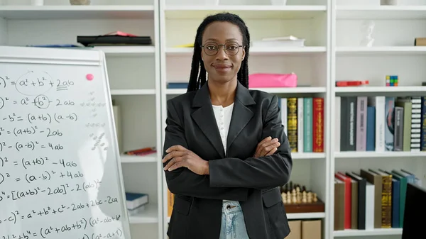Afričanky Americká Žena Učitel Úsměv Sebevědomí Stojící Rukama Přes Gesto — Stock fotografie