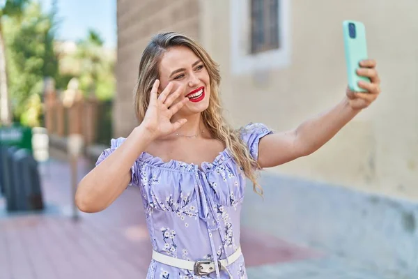 Junge Schöne Hispanische Frau Lächelt Zuversichtlich Bei Videoanruf Auf Der — Stockfoto