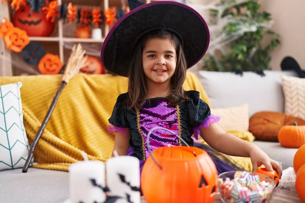 Schattige Latino Meisje Met Halloween Feest Houden Pompoen Mand Thuis — Stockfoto