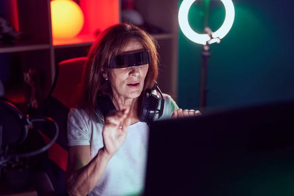 Streamer Mujer Mediana Edad Jugando Videojuegos Con Gafas Realidad Virtual —  Fotos de Stock