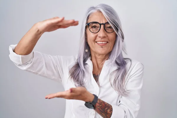 Жінка Середнього Віку Татуюваннями Окулярах Стоять Над Білим Фоном Жестикулює — стокове фото