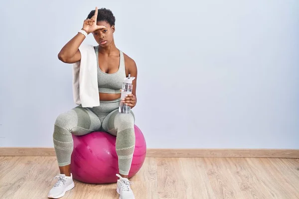 Afrikansk Amerikansk Kvinna Sportkläder Sittandes Pilates Boll Gör Narr Människor — Stockfoto